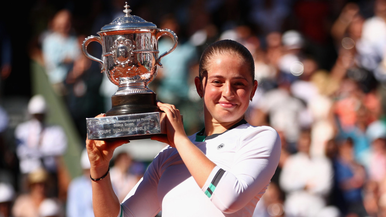 f_Ostapenko.2017RG.Trophy